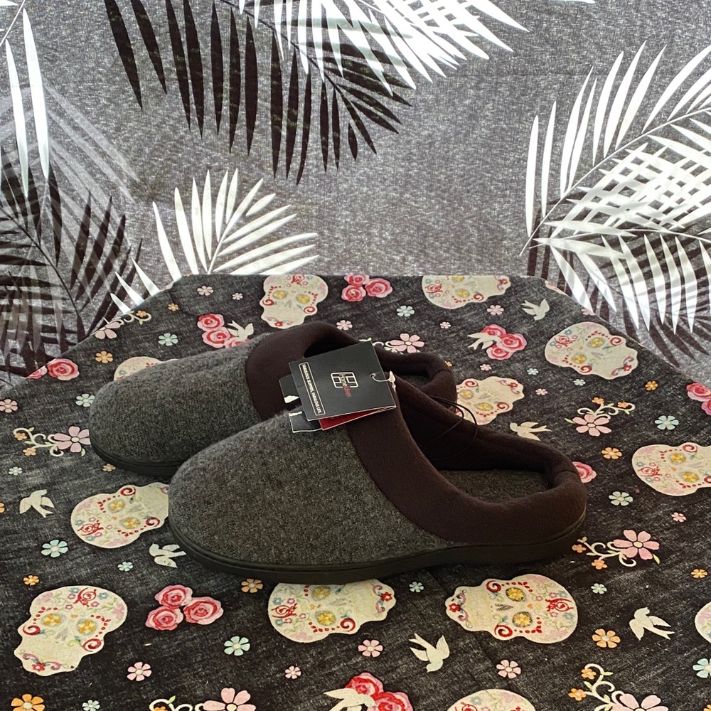 HomeIdeas Gray & Black Memory Foam House Slippers Men’s Size Small (US 7-8)